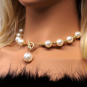 Pearl choker with toggle lock.